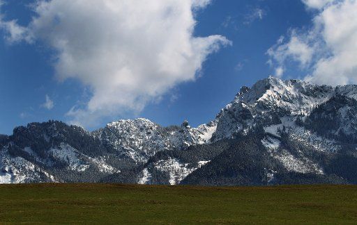 The Alps lightly dusted with fresh snow near Buching, Germany, 7 April 2015. Photo: Karl-Josef Hildenbrand\/