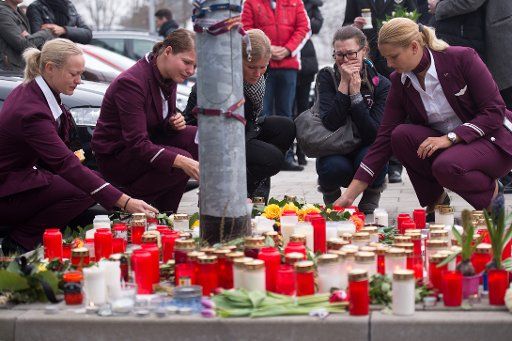 Germanwings employees are placing flowers and candles in front of the company headquarters in Cologne, Germany, 25 March 2015. A Germanwings plane with 150 passengers on board crashed in the Alps on 24 March 2015. Photo: Marius Becker\/