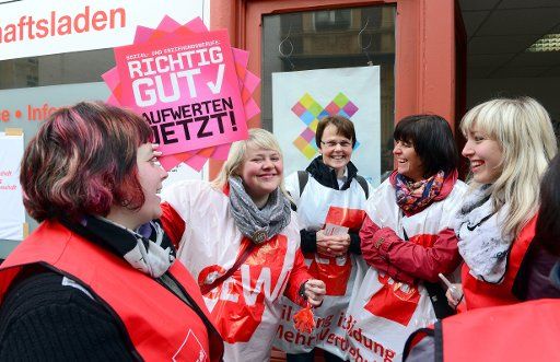 Daycare centre employees on strike in Gotha, Germany, 8 May 2015. Photo: Martin Schutt\/