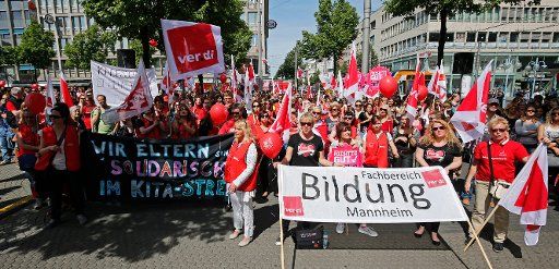A demonstration as part of the strike for better wages by social- and daycare workers in Mannheim, Germany, 8 May 2015. Photo: Ronald Wittek\/