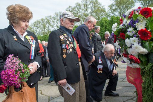 Russian veterans commemorate the end of the war at the Soviet Memorial in Treptow, Berlin, 8 May 2015. The Second World War ended 70 years ago on 8 May 1945. Photo: Maurizio Gambarini\/