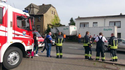 Fire fighters secure an accident site in Wedringen, Germany, 11 May 2015. A truck crashed into a house. According to the latest information, a defect of the steering wheel caused the accident. Photo: Matthias Strauss\/