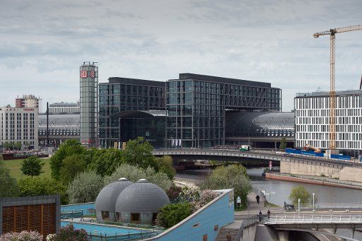 The main railway station and neighbouring buildings still currently under construction located in the government district of Berlin, Germany, photographed on 12 May 2015. Photo: Soeren Stache\/