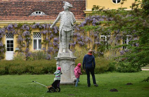 Children play at the Fredrick II memorial at Sanssouci Palace during changeable weather in Potsdam, Germany, 15 May 2015. Photo: Ralf Hirschberger\/dpa (ATTENTION: EDITORIAL USE ONLY)