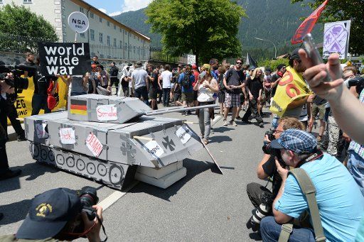 Reporters photograph a carboard tank in front of the Marshall Barracks two days before the G7 Summit in Garmisch-Partenkirchen, Germany, 05 June 2015. Photo: FELIX KAESTLE\/