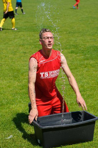 A player of the VfL Wallhalben cools his head during their world record bid in Wallhalben, Germany, 06 June 2015. Since Thursday the players of VfL Wallhalben and SC Winterbach try to set a new world record for the longest soccer match and aim at ...