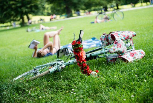 People enjoying the sun in the English Gardens, Munich, Germany, 2 July 2015. Sunny weather and temperatures of over 30 degrees are expected in the region. Photo: MATTHIAS MERZ\/