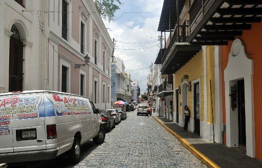Cars have been parked in an alley of the historic district of San Juan, Puerto Rico, USA, 29 May 2015. Photo: Hannes Breustedt\/