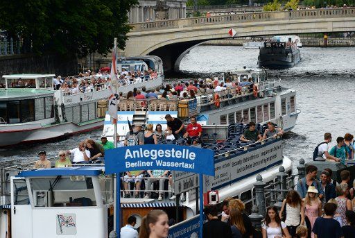 Several tourist boats on the Spree river in Berlin, Germany, 21 July 2015. PHOTO: JENS KALAENE\/