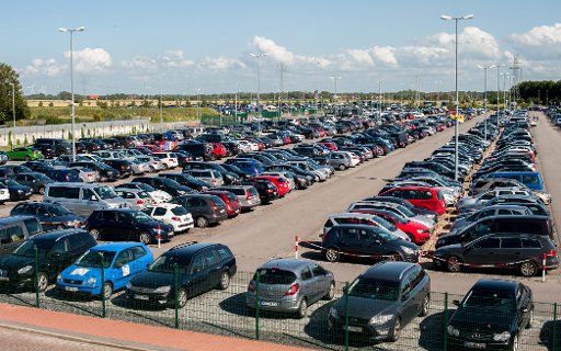 Numerous cars park on the parking lot of the shipping company Norden-Frisia at the ferry termiaö in Norddeich, Germany, 21 July 2015. Photo: Hauke-Christian Dittrich\/