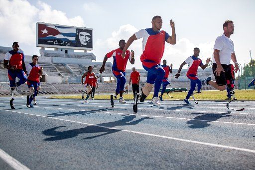 Paralympic champion Heinrich Popow (r) trains with the Cuban Paralympic team at the Pan American Stadium in Havana, Cuba, 17 July 2015. PHOTO: MICHAEL KAPPELER\/