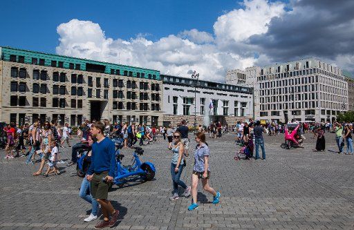 Pedestrians walk on the Pariser Platz in Berlin, Germany, 25 July 2015. Photo: Lukas Schulze\/