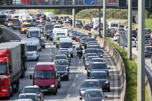 Heavy traffic on motorway 7 in Hamburg, Germany, 02 August 2015. Photo: BODO MARKS\/