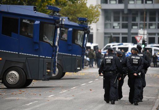 Police and water cannon surround a demonstration by right-wing extremists HOGESA in Cologne, Germany, 25 October 2015. PHOTO: HENNING KAISER\/
