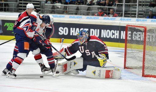 Martin Stajnoch of Slovakia (l) fails to beat goalkeeper Ryan Zapolski, during the Deutschland-Cup ice hockey match between the USA and Slovakia, in Augsburg, Germany, 5 November 2015. PHOTO: STEFAN PUCHNER\/