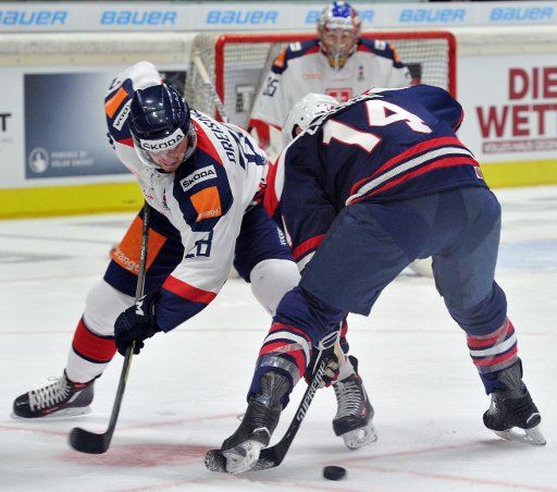 Miroslav Preissinger of Slovakia (L) and Steven Zalewski of the USA, compete for the puck during the Deutschland-Cup ice hockey match between the USA and Slovakia, in Augsburg, Germany, 5 November 2015. PHOTO: STEFAN PUCHNER\/