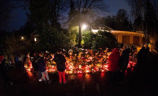 People gather with flowers and candles at the premieses of the former German Chacellor Helmut Schmidt, 11 November 2015 in Hamburg, Germany. Schmidt passed away at age ninety-six on 10 November 2015 in Hamburg, Germany. Photo: DANIEL BOCKWOLDT\/
