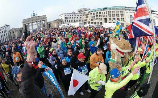 Numerous runners have gathered in front of the Brandenburg Gate for the 45th Berlin New Year\