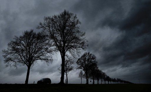 Dark rain clouds near Schulenburg, Germany, 30 January 2016. PHOTO: PETER STEFFEN\/