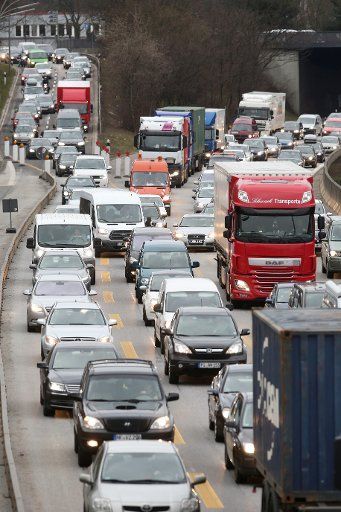Long lines of vehicles on the A7 motorway heading north, in Hamburg, Germany, 24 March 2016. PHoto: BODO MARKS\/
