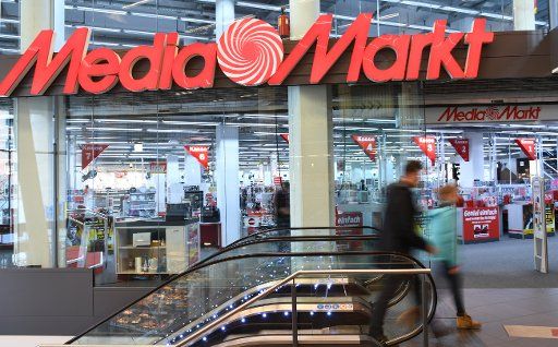 A Media Markt logo pictured at the entrance to a Media Markt electronics store in Munich, Germany, 30 March 2016. German retail and wholesale group Metro announced it plans to split its businesses of supermarkets and consumer electronics. Photo: ...