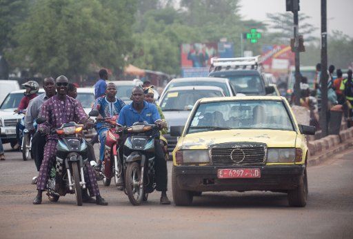 Mopeds and cars wait at an intersection in Bamako, Mali, 05 April 2016. Photo: MICHAEL KAPPELER\/