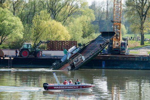 A sunken ferry is salvaged from the Danube river in Mariaposching, Germany, 21 April 2016. Salvaging work has begun after the rope ferry accident on 19 April 2016. Photo: ARMIN WEIGEL\/