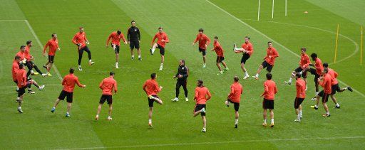 The players of Atletico Madrid warm up during a training session held at the Allianz Arena in Munich, Germany, 02 May 2016. Atletico will face FC Bayern Munich in a UEFA Champions League semi final second leg soccer match on 03 May. Photo: ANDREAS ...