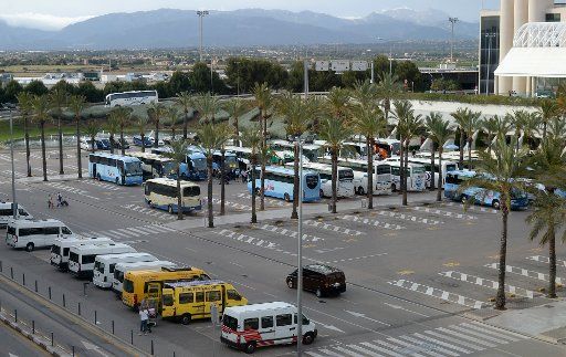 Busses parked in front of the airport in Palma on Majorca island, Spain, 10 May 2016. Photo: JENS KALAENE\/