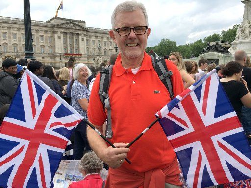 Achim Eisbein from Munich waiting for the Queen and her family to show up on the balcony at Buckingham Palace in London, Great Britain, 11 June 2016. PHOTO: CAROLINE BOCK\/