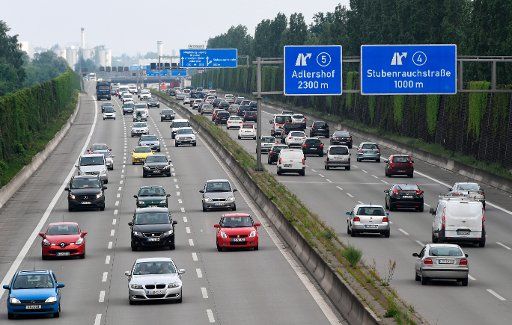 Cars move along the six lanes of the A 113 motorway in Berlin, Germany, 31 May 2016. Photo: SOEREN STACHE\/
