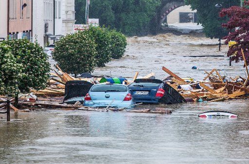 Cars float amongst debris in the floodwaters in Simbach am Inn, Germany, 01 June 2016. After sustained rainfall a section of the Rottal-Inn district in Bavaria flooded on Wednesday. Photo: DANIEL SCHARINGER\/dpa (recrop)