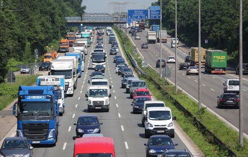 Vehicles ride along the highway ring in Cologne, Germany, 06 June 2016. On Monday the Cologne Police spoke on the reasons for the large increase in the number of accidents and traffic deaths on the highways in Cologne. Photo: OLIVER BERG\/