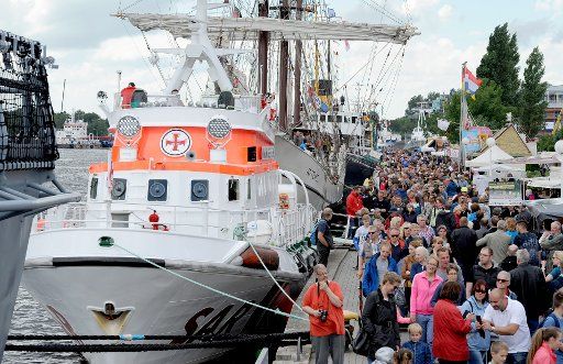 Despite the unsteady weather conditions, many people can be seen at the Bonte pier during the 42nd weekend in Wilhelmshaven, Germany, 2 July 2016. The city festival is known as one of the biggest maritime summer festivals in the North-West. This ...