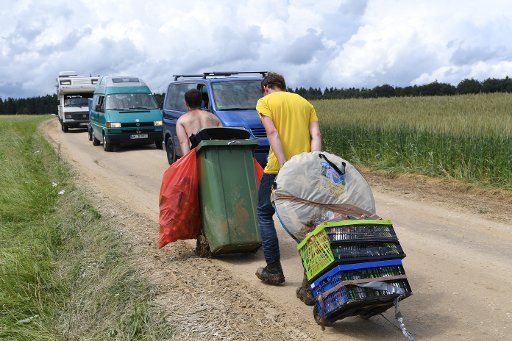 Festival visitors pulling their baggage of the grounds after the cancellation of the Southside Festival in Neuhausen ob Eck, Germany, 25 June 2016. PHOTO: FELIX KAESTLE\/