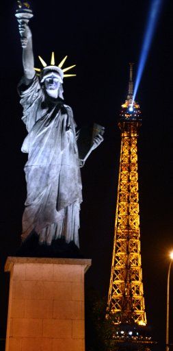 A miniature version of the Statue of Liberty in front of the Eiffel tower in Paris, France, 8 September 2013. PHOTO: WALTRAUD GRUBITZSCH\/dpa - NO WIRE SERVICE -