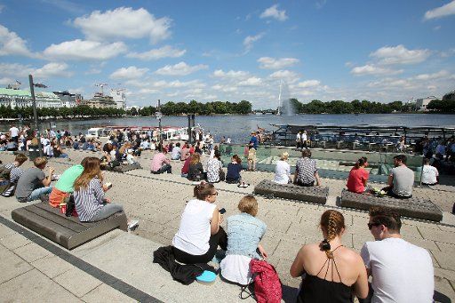 People enjoying the sunshine at Binnenalster lake in Hamburg, Germany, 28 July 2016. PHOTO: BODO MARKS\/