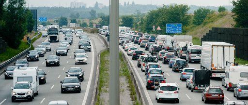 Holiday traffic towards and coming from the Baltic Sea coast creating a traffic jam in Hamburg, Germany, 30 July 2016. PHOTO: MARKUS SCHOLZ\/
