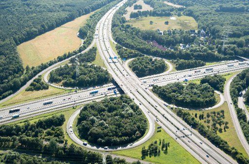 Cars passing the motorway crossing Hanover East with the motorways A7 and A2 in Hanover, Germany, 18 July 2016. PHOTO: JULIAN STRATENSCHULTE\/