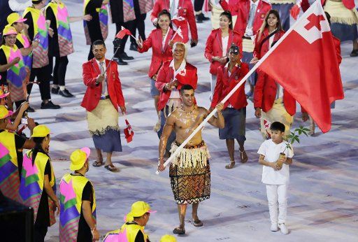 The flag-bearer of Tonga Pita Nikolas Taufatofua arrives during the opening ceremony of the Rio 2016 Olympic Games at the Maracana stadium in Rio de Janeiro, Brazil, 5 August 2016. Photo: Michael Kappeler\/