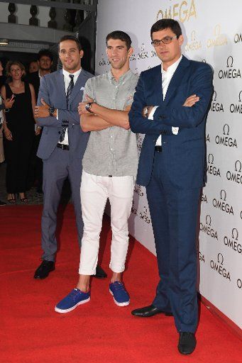 Swimmers Chad Le Clos of Sout Africa (L-R), Michael Phelps of the USA and Alexander Popov of Russia attend a sponsor event at Ipanema Beach in Rio de Janeiro, Brazil, 15 August 2016. Photo: Sebastian Kahnert\/