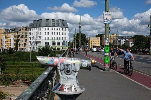 Cyclists crossing the Oberbaumbruecke bridge at Warschauer Strasse in Berlin, Germany, 17 August 2016. Photo: Jens Kalaene\/