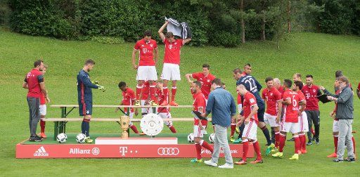 The team players of FC Bayern Munich are getting into position for the team photo shoot in Munich, Germany, 10 August 2016. Photo: PETER KNEFFEL\/