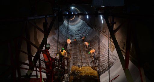 Construction workers work in the Cannstatter Tunnel from the Stuttgart 21 railway project in Stuttgart, Germany, 05 September 2016. Photo: FRANZISKA KRAUFMANN\/