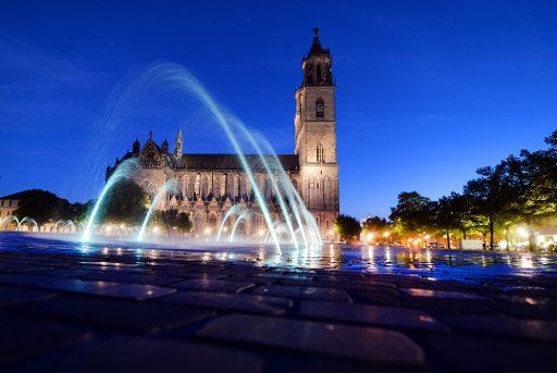 Fountains in front of the cathedral at the Domplatz in Magdeburg, Germany, 15 September 2016. PHOTO: JENS KALAENE\/