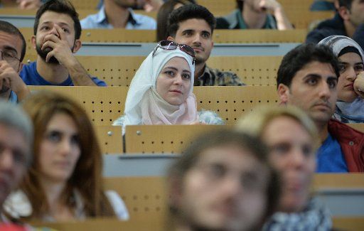 Students attend an introductory event in a lecture hall at the Univeritsy in Bremen, Germany, 4 October 2016. They are refugees from different countries, a majority of them are from Syria. They all have an academic background and went through all ...