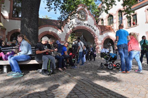 Visitors waiting at the entrance of the zoo in Leipzig, Germany, 29 September 2016. Due to the escape of the two new lions during the morning, the zoo is currently closed. PHOTO: HENDRIK SCHMIDT\/