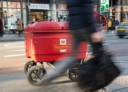 A buggy of the Royal Mail can be seen in London, England, 11 November 2016. Photo: Wolfram Kastl\/
