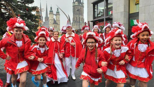 Carnival revellers, among them the traditional carnival dancing girls of Rot-Weiss Halle, open the \