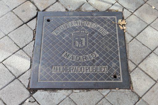 A manhole cover in Madrid, Spain, 08 December 2016. Photo: Friso Gentsch\/